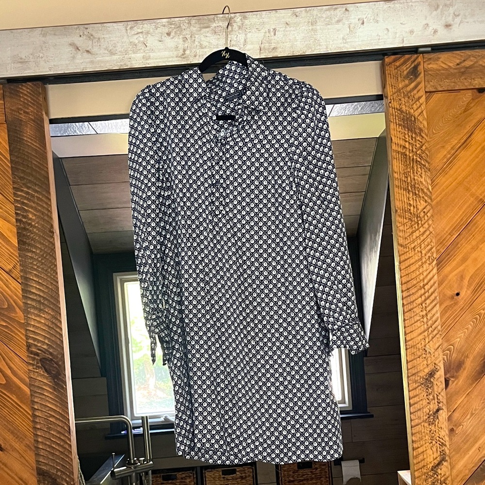 Vineyard Vines Shirtdress size M. Geometric blue and white floral pattern.
